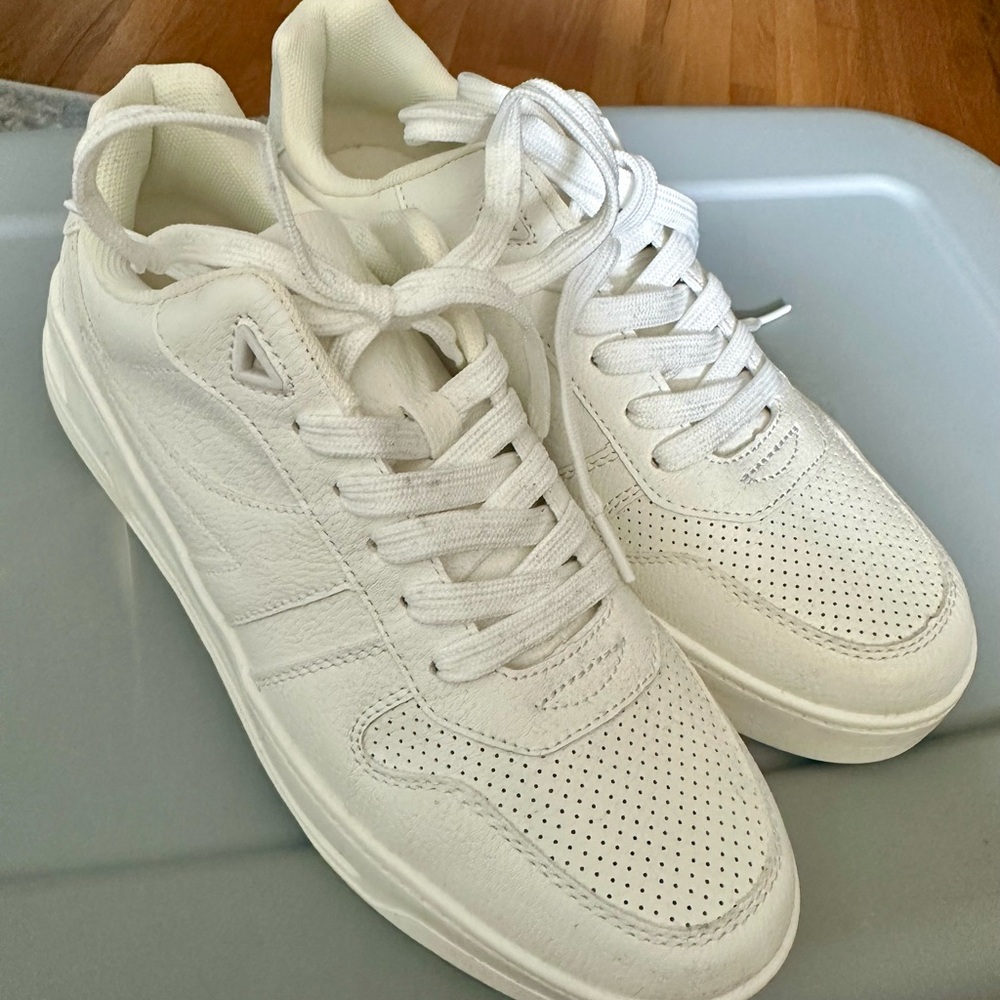 Fabletics Lifestyle Sneaker Size 8